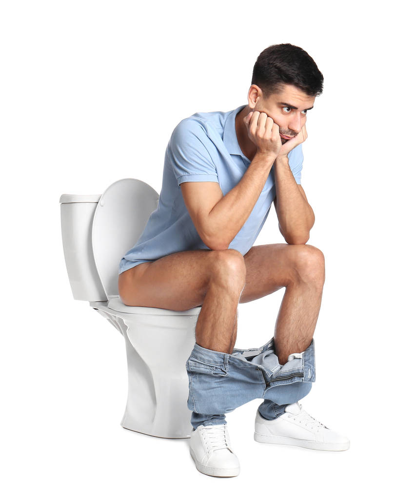 Hombre sentado en el inodoro, fondo blanco
 - Foto, imagen
