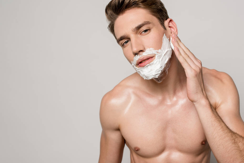 sexy hombre con torso muscular aplicación de espuma de afeitar aislado en gris
 - Foto, Imagen