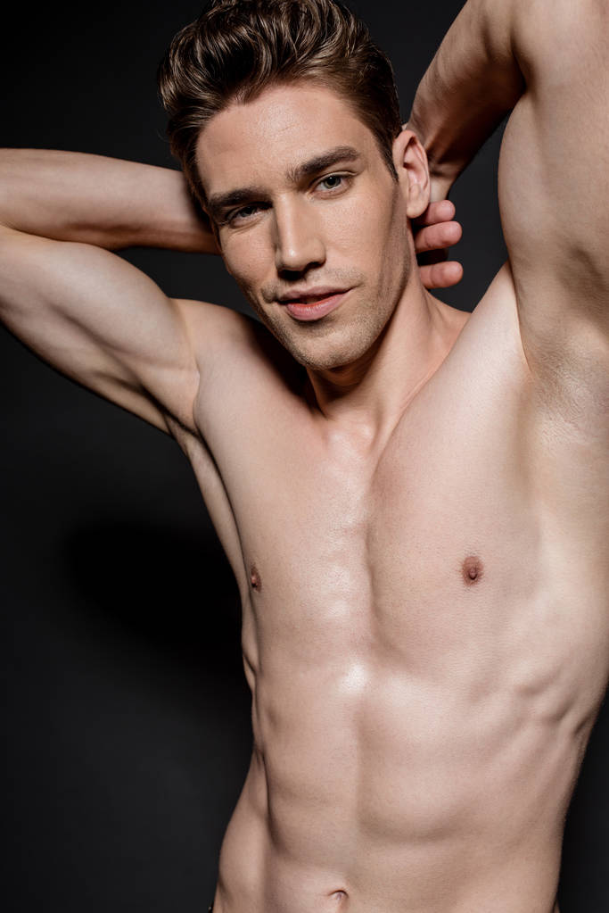 sexy joven desnudo hombre con muscular torso posando sobre negro fondo
 - Foto, Imagen