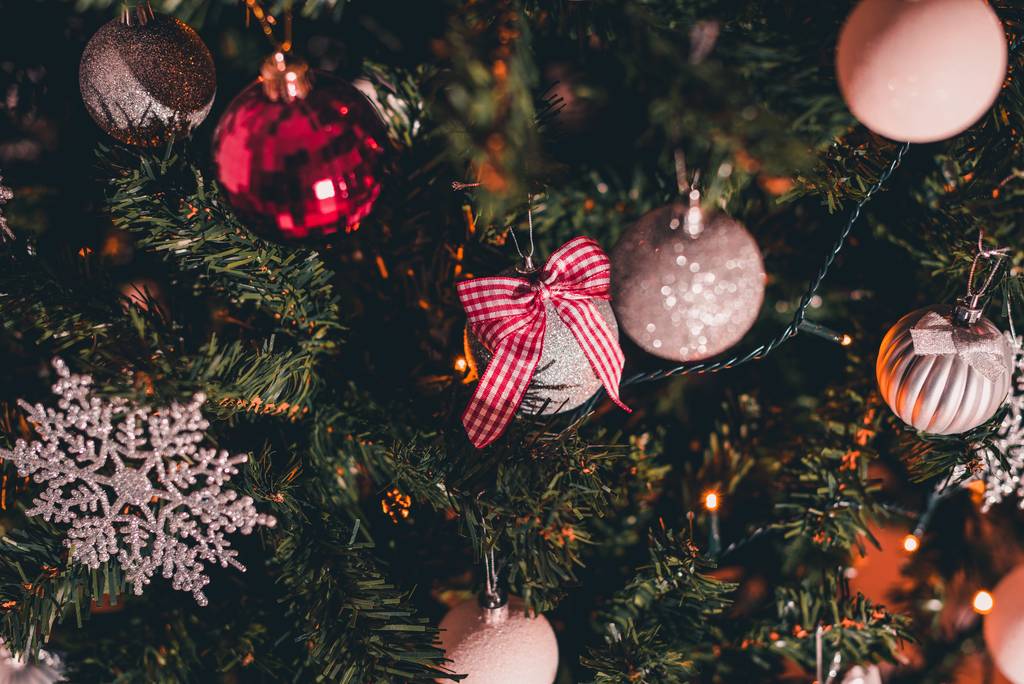 arbre de Noël avec beau symbole, objets de Noël avec lumières
 - Photo, image