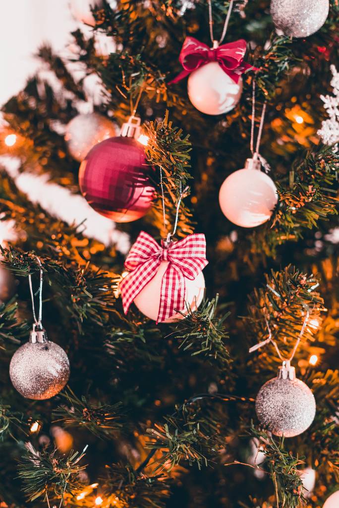 Χριστουγεννιάτικο δέντρο με όμορφο σύμβολο, Χριστουγεννιάτικα αντικείμενα με φώτα - Φωτογραφία, εικόνα