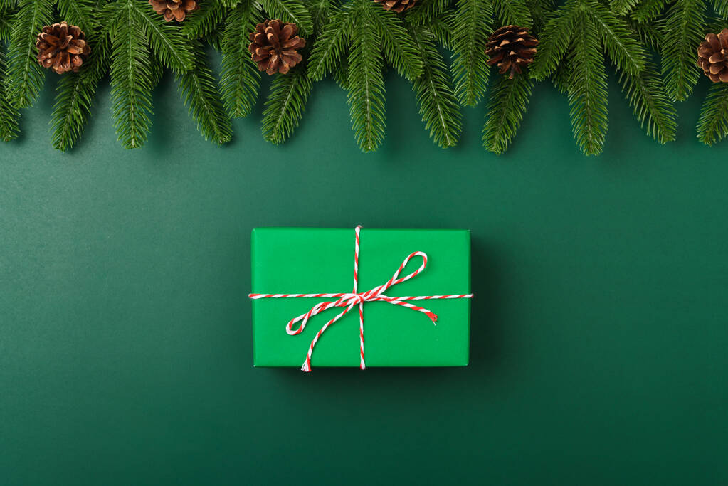 Bonne année, Noël concept de jour vue de dessus plat branches de sapin laïc, boîte cadeau et décoration - Photo, image