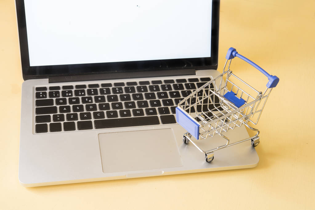 Einkaufswagen mit Computerkonzept online kaufen - Foto, Bild