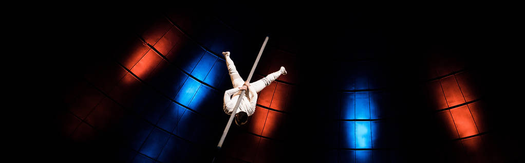 panoramatický záběr akrobatického vyvažování na tyči v aréně cirkusu  - Fotografie, Obrázek