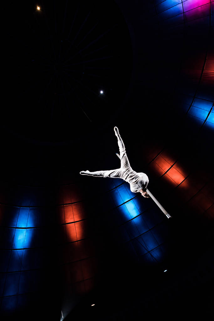 alacsony szög kilátás atlétikai akrobata kiegyensúlyozó fém rúd arénában cirkusz  - Fotó, kép