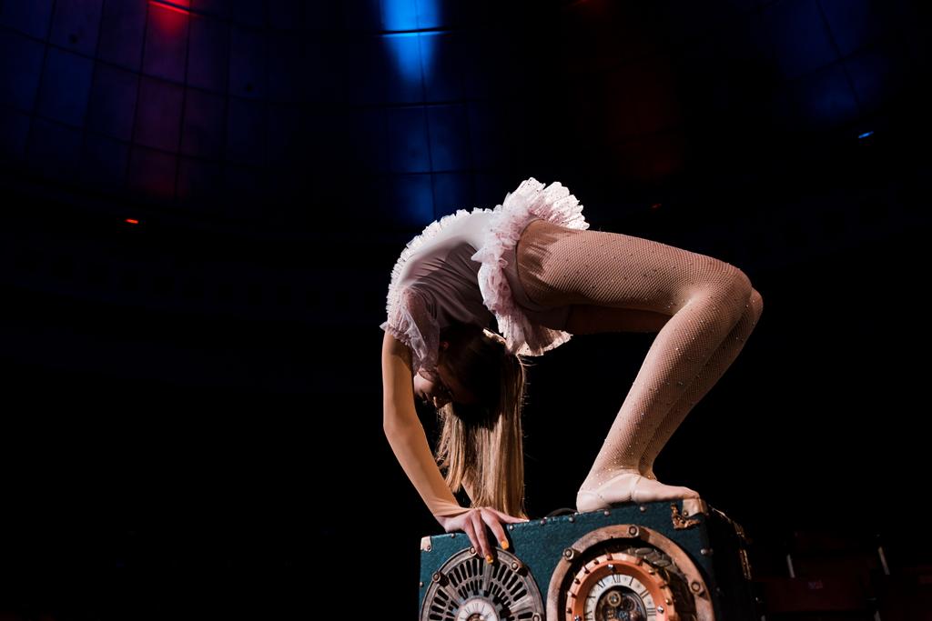 joustava nuori nainen puku esiintymässä sirkuksessa
  - Valokuva, kuva
