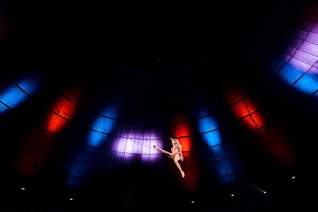 visão de baixo ângulo do acrobata aéreo artístico que se apresenta no circo
  - Foto, Imagem