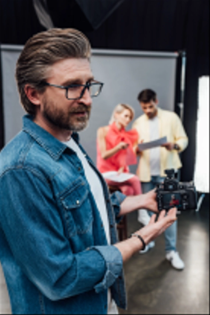 enfoque selectivo del director de arte barbudo en gafas que apuntan con la mano a la cámara digital
  - Foto, Imagen