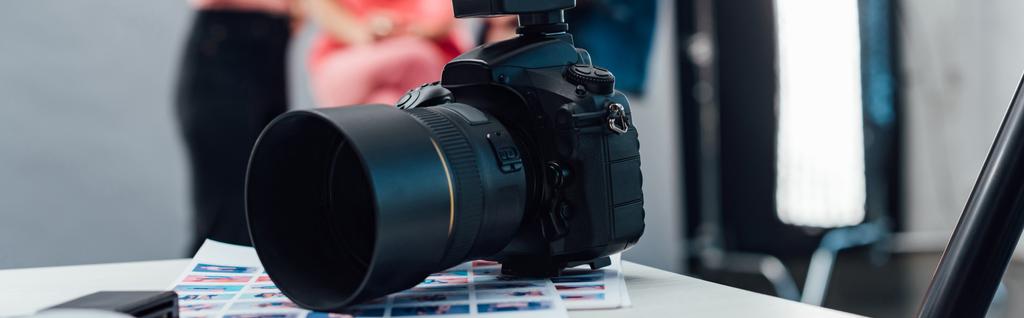 πανοραμική λήψη της μαύρης ψηφιακής φωτογραφικής μηχανής στο τραπέζι  - Φωτογραφία, εικόνα