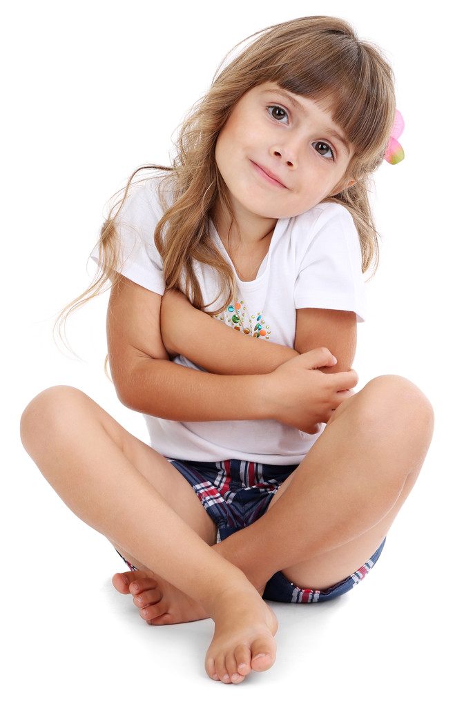 Bambina seduta sul pavimento isolata su bianco
 - Foto, immagini