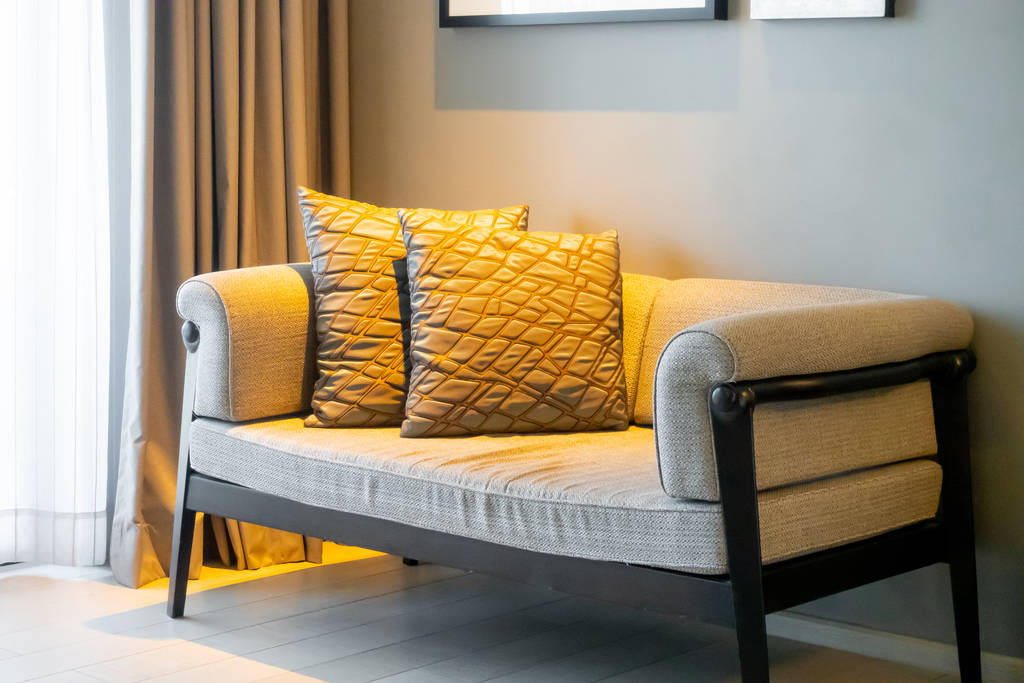 όμορφη διακόσμηση μαξιλάρια στον καναπέ στο σαλόνι - Φωτογραφία, εικόνα