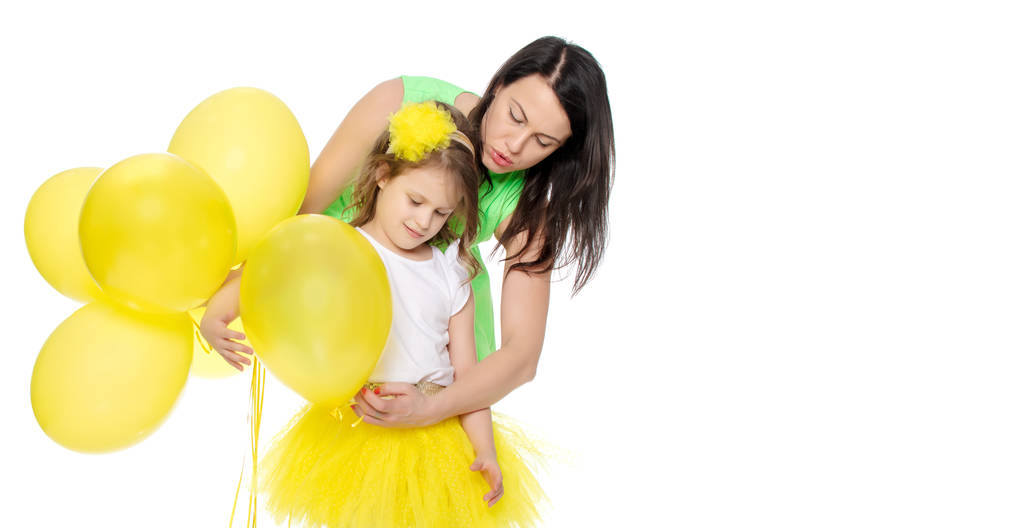 Maman et fille avec des ballons colorés
. - Photo, image