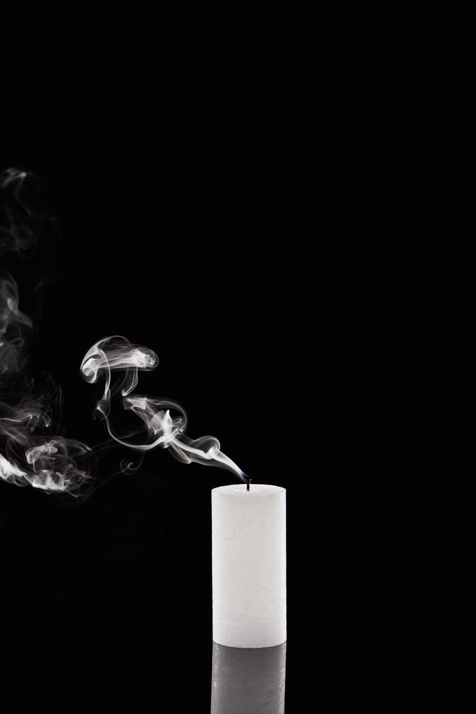 bougie blanche éteinte avec fumée sur fond noir
 - Photo, image