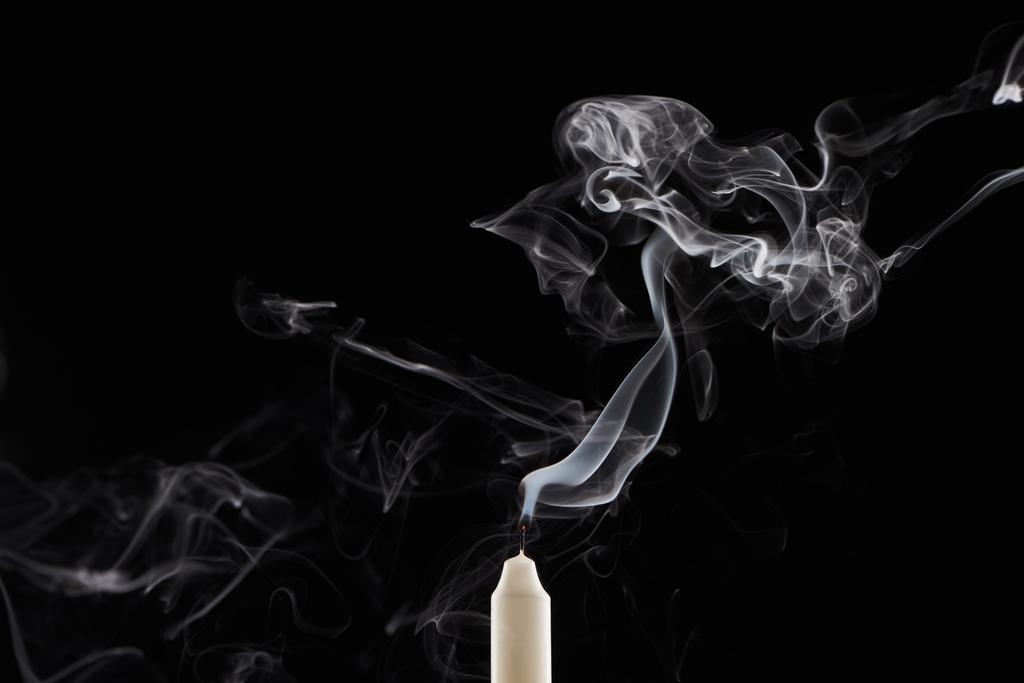 вымершая белая свеча с дымом на черном фоне
 - Фото, изображение