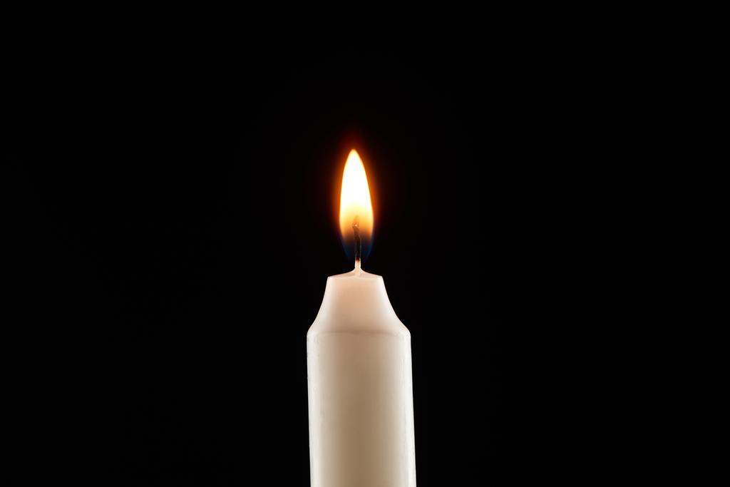 hořící bílá svíčka zářící izolovaně na černé - Fotografie, Obrázek