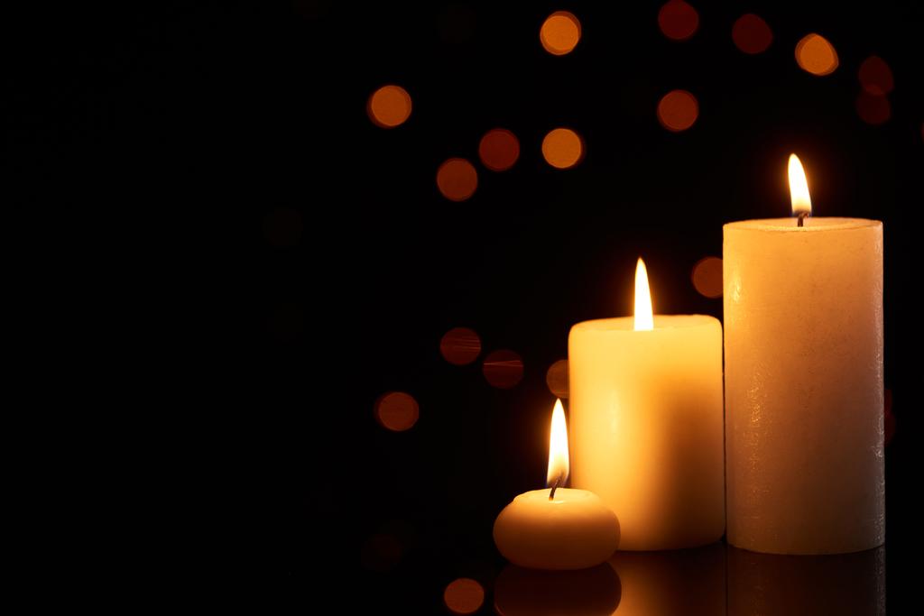 queimando velas brilhando no escuro com luzes bokeh no fundo
 - Foto, Imagem