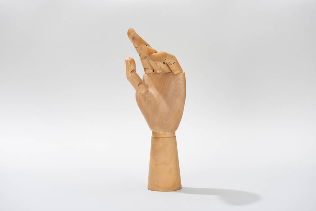 Mão de madeira de fantoche no fundo cinza
 - Foto, Imagem
