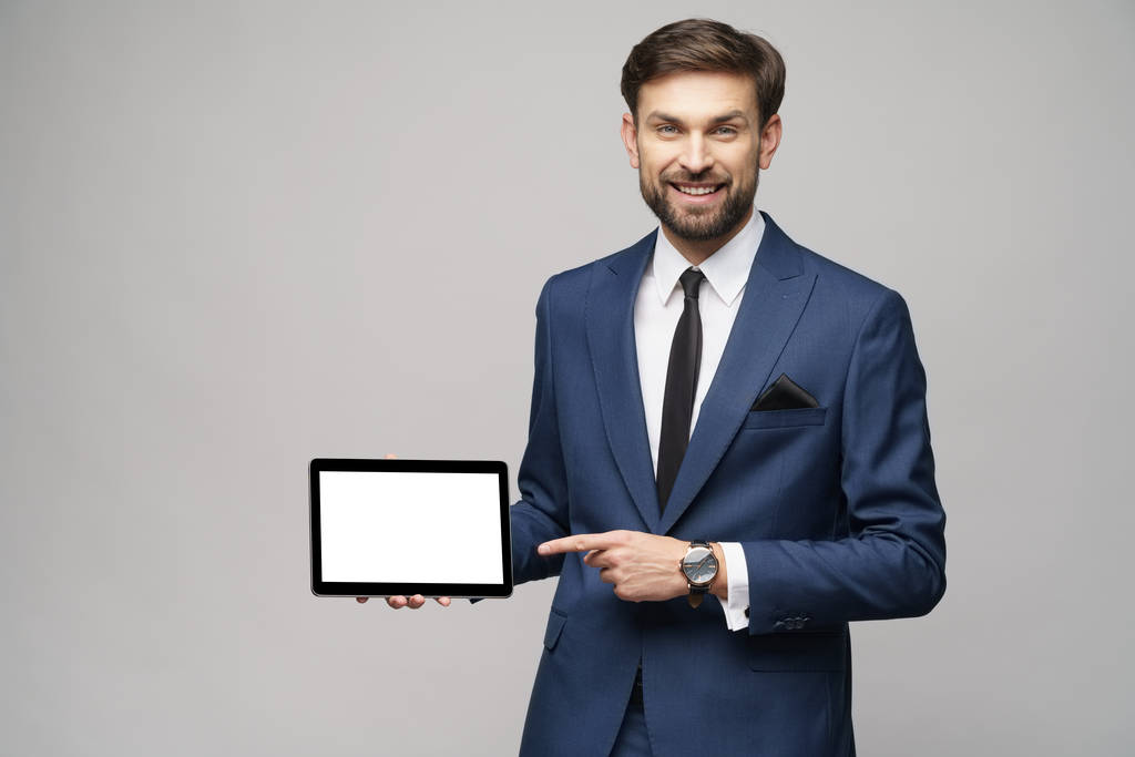 Молодой бизнесмен представляет цифровой планшетный компьютер с чистым экраном
 - Фото, изображение