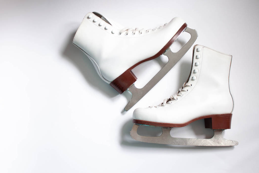 weiße Eiskunstläufer Nahaufnahme Stiefel und Klingen zum Schlittschuhlaufen - Foto, Bild