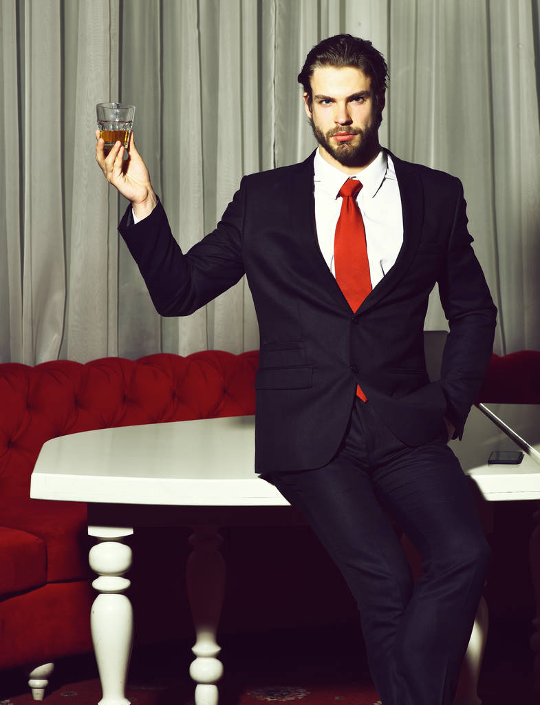 bärtiger Mann, Geschäftsmann mit Glas Whiskey, Handy - Foto, Bild