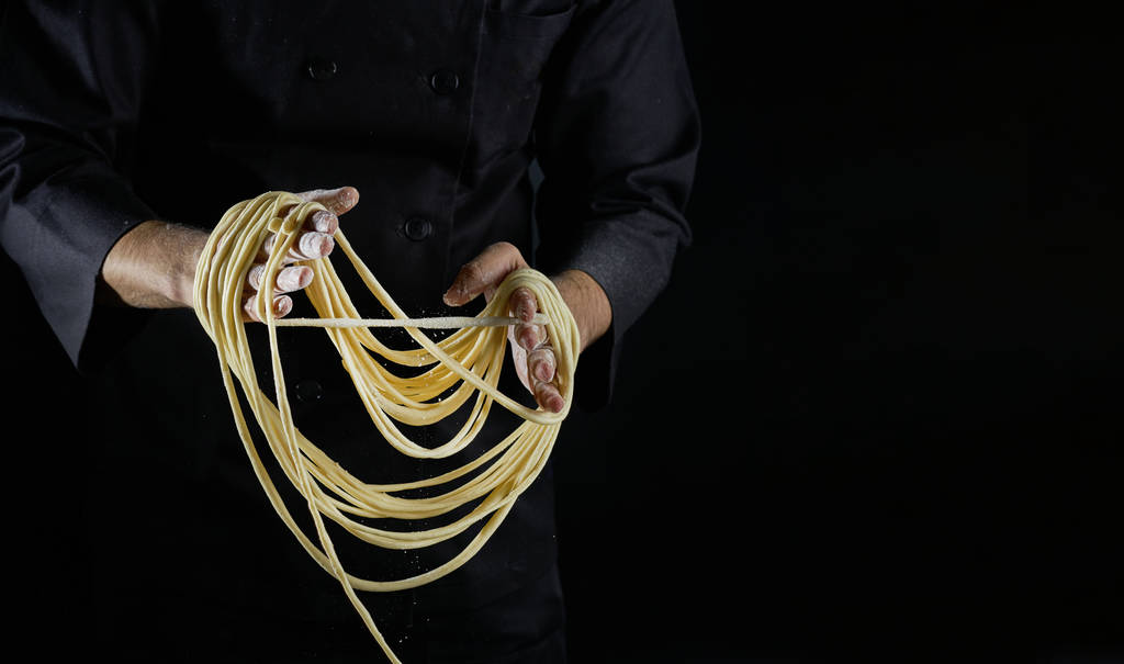 Männliche Hände machen frische hausgemachte Pasta - Foto, Bild