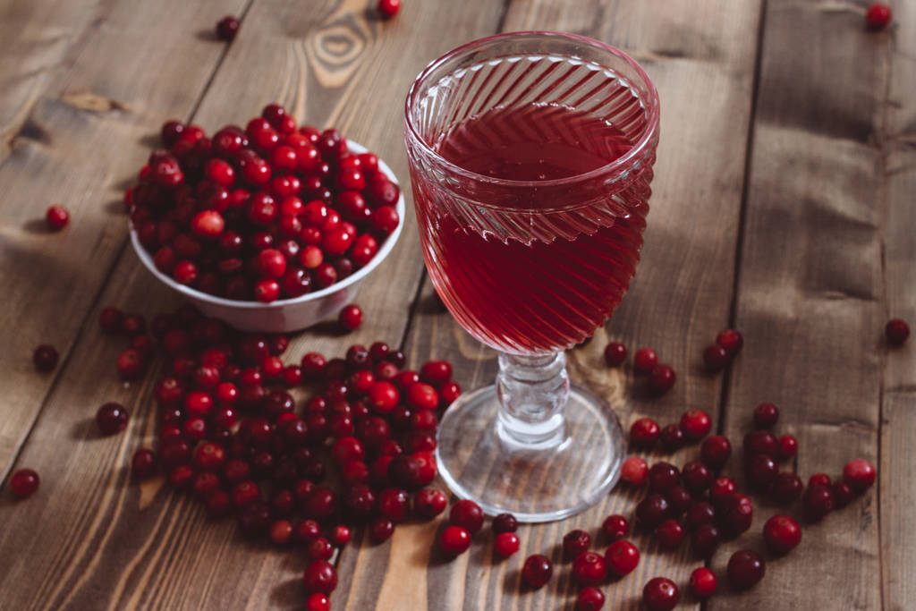 bebida de vitamina vermelha. suco de cranberry e cranberries frescos na mesa
 - Foto, Imagem