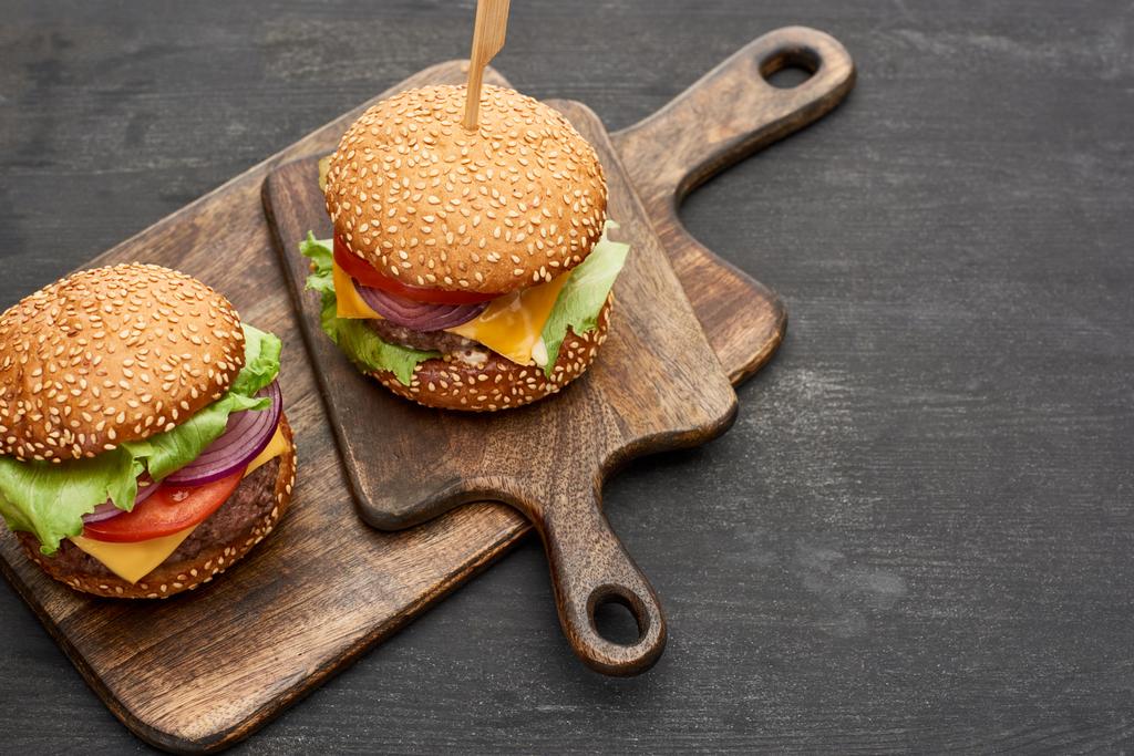 vynikající čerstvé cheeseburgery na dřevěných deskách - Fotografie, Obrázek