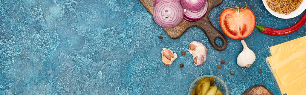 вид зверху свіжих інгредієнтів бургерів на синій текстурованій поверхні, панорамний знімок
 - Фото, зображення