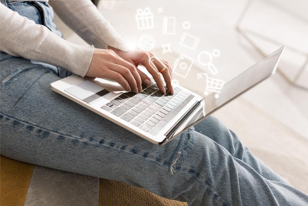 Vista cortada da mulher digitando no teclado do laptop perto da ilustração
 - Foto, Imagem
