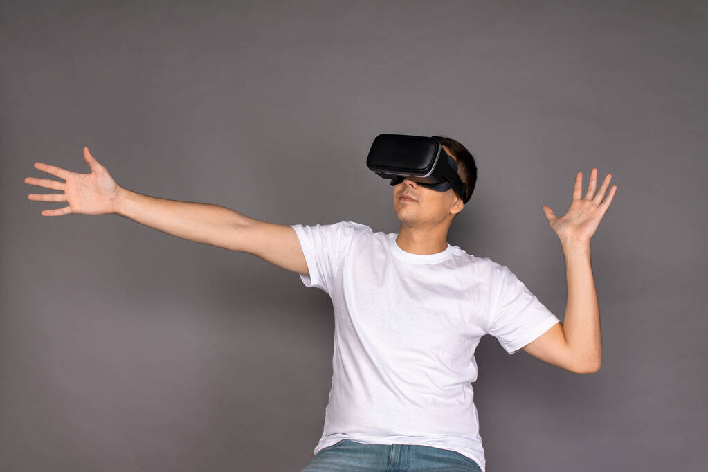Un type en lunettes de réalité virtuelle étudie son environnement. Technologies futures et modernes
 - Photo, image