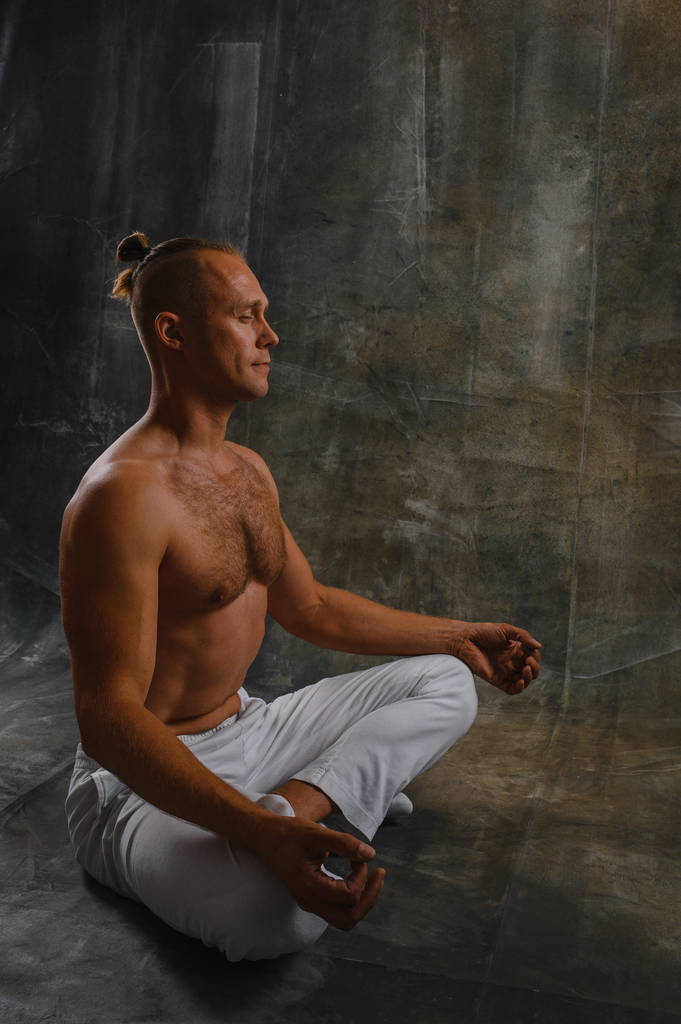 schöner Mann macht Yoga-Pose isoliert auf weißem Hintergrund - Foto, Bild