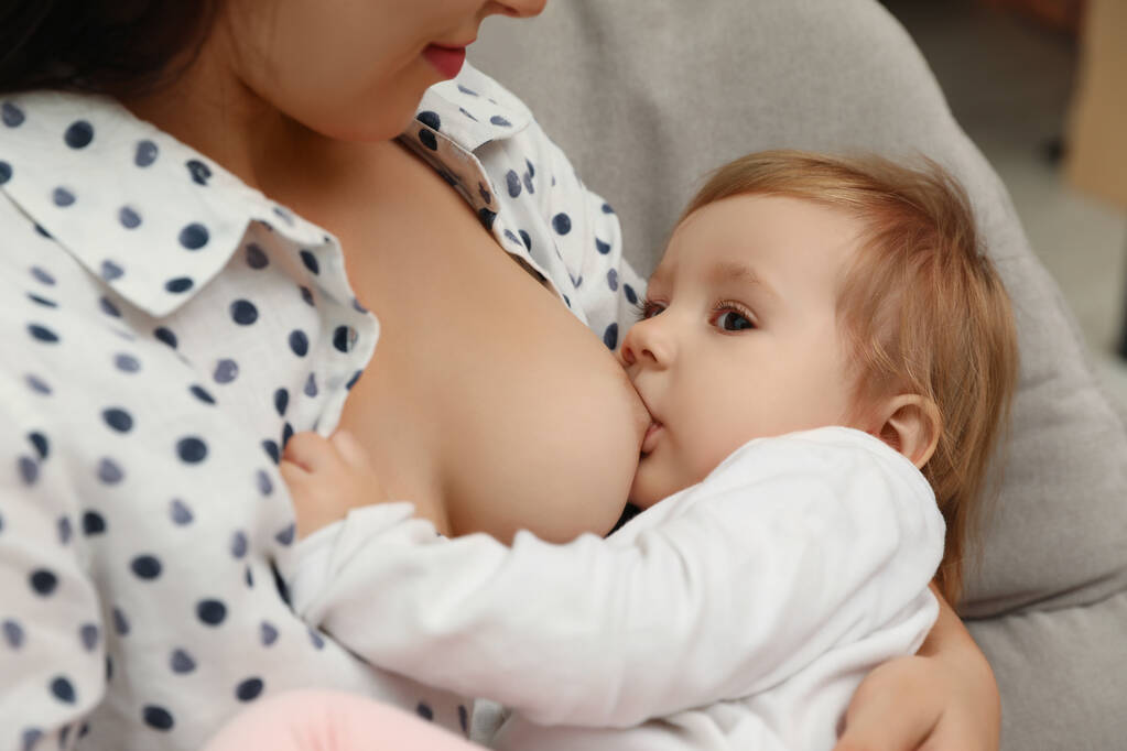 家で赤ん坊を母乳で育てる女 - 写真・画像