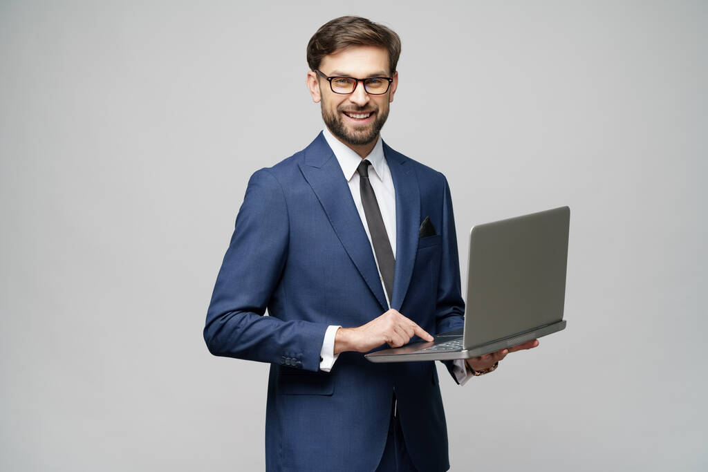 junger gutaussehender Geschäftsmann mit einem Laptop mit leerem Bildschirm - Foto, Bild