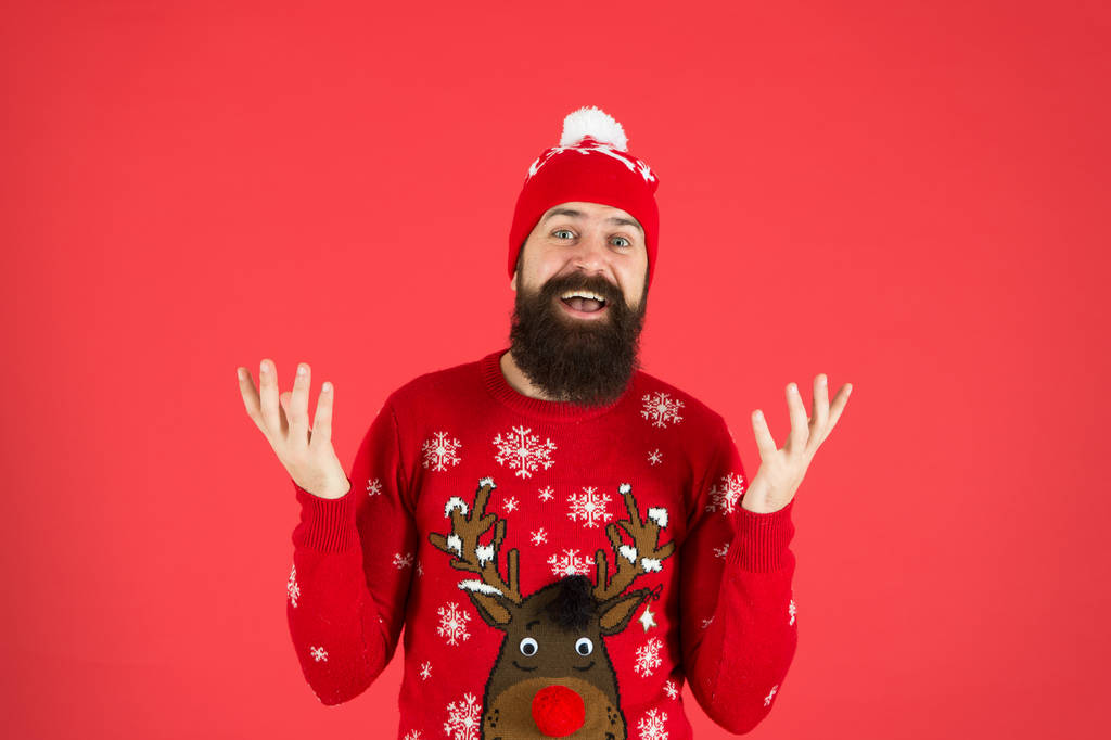 Hey, hey. Örgü şapkalı vahşi hippi. Noel havasında ol. Örgü erkek tarzı. Komik görünüşlü bir adam. Yeni yıl partisi. Hala Noel Baba 'ya inanıyorum. Olgun sakallı adam ren geyiği süveteri - Fotoğraf, Görsel