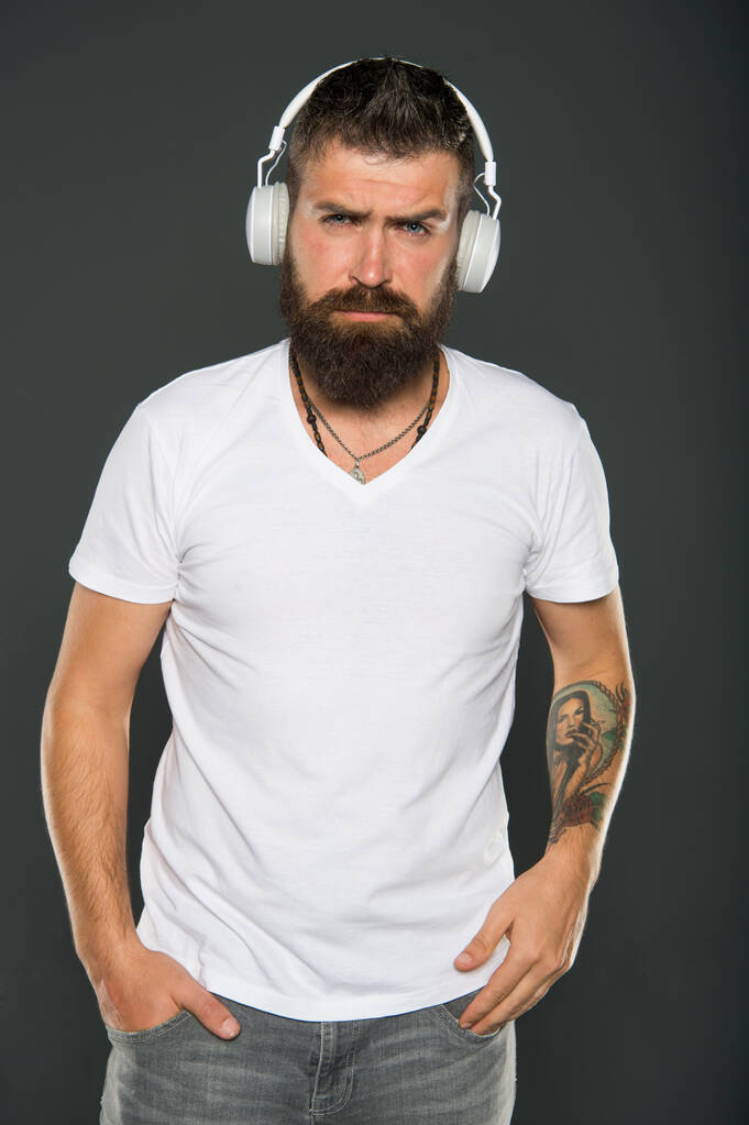 La musique d'abord. Les hipsters modernes portent des écouteurs élégants. L'homme barbu écoute la chanson moderne. Utiliser la technologie moderne pour le plaisir. Genre de musique moderne. Fun et divertissement
 - Photo, image