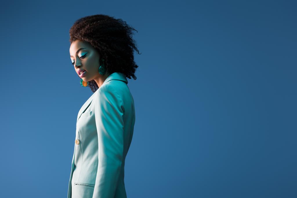  青いスーツを着た魅力的なアフリカ系アメリカ人女性が - 写真・画像