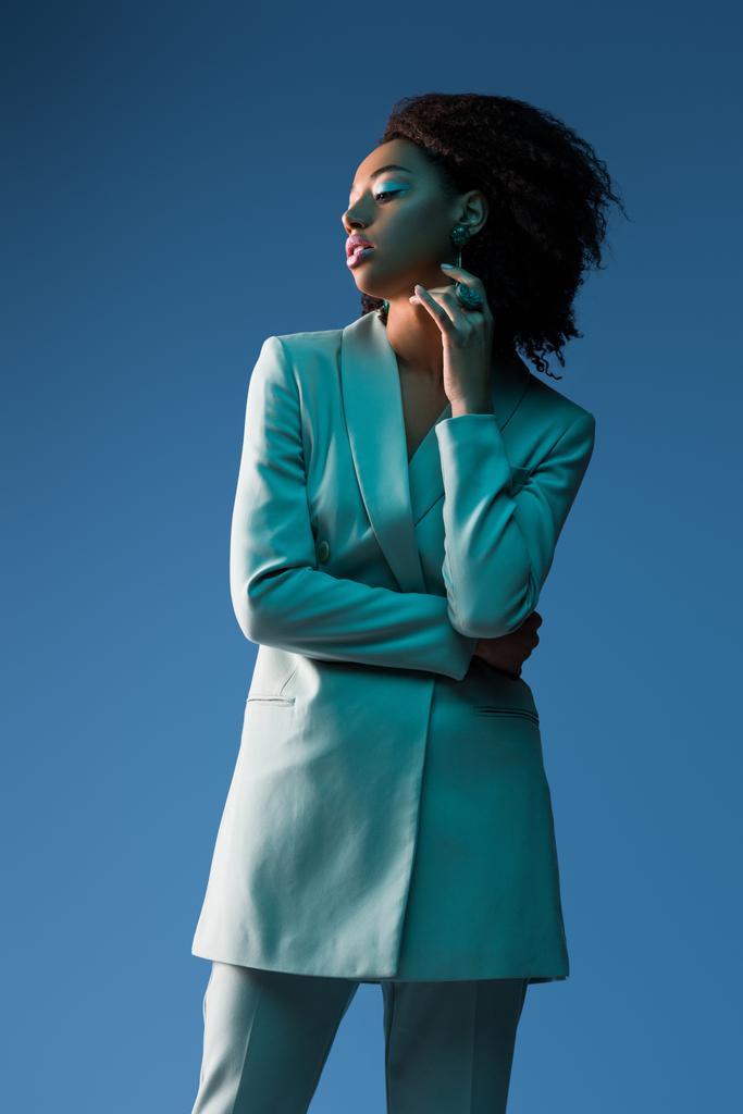  houkutteleva afrikkalainen amerikkalainen nainen puku eristetty sininen
 - Valokuva, kuva