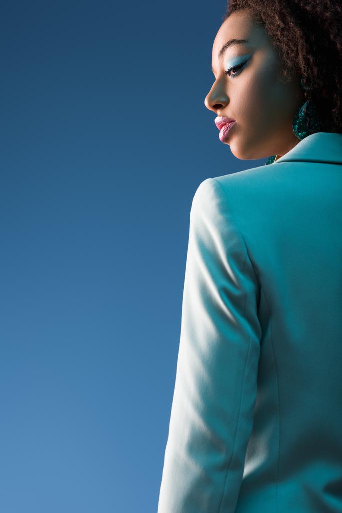 привлекательная африканская американка в костюме изолированная на голубом
 - Фото, изображение
