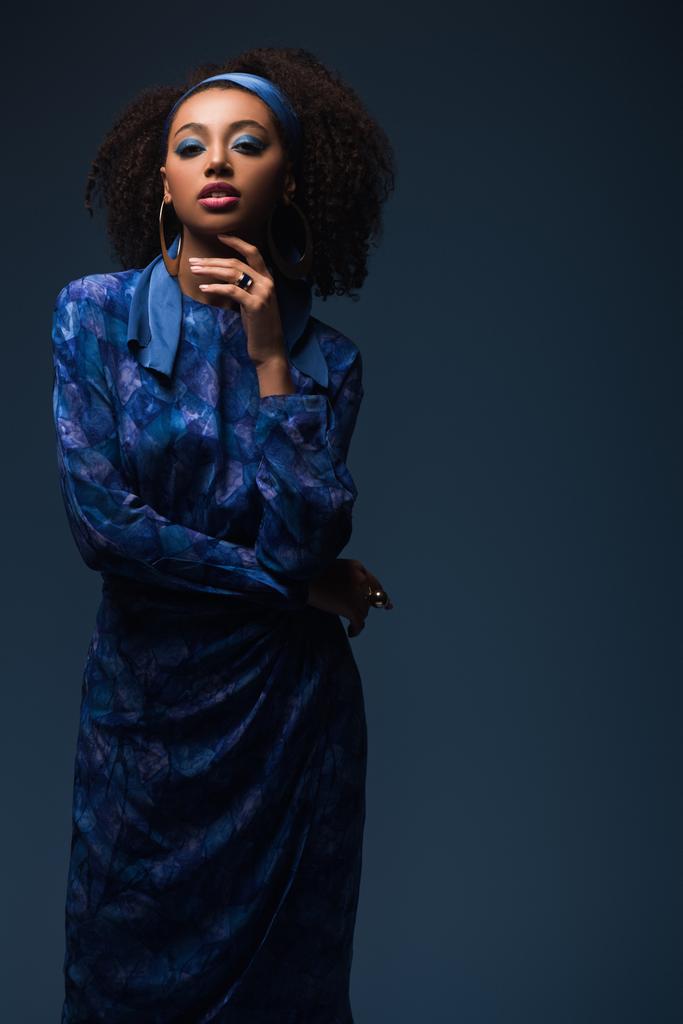 mulher americana africana atraente olhando para câmera isolada em azul
 - Foto, Imagem