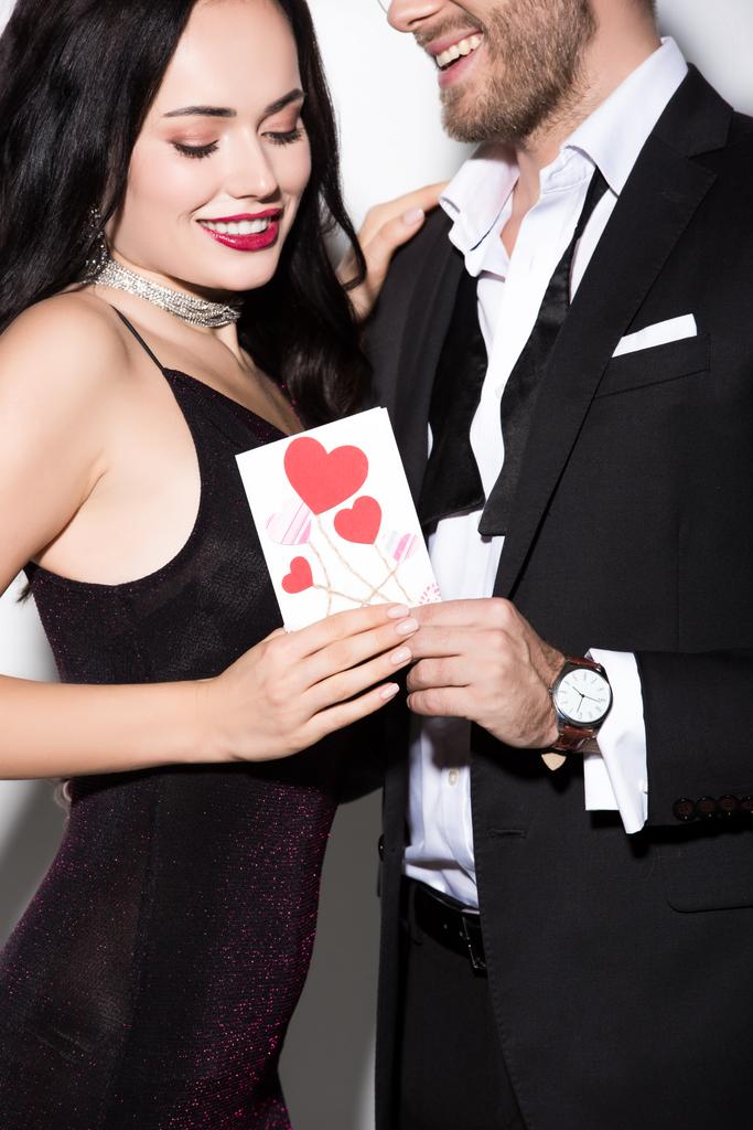 hermosa joven feliz pareja celebración de tarjeta de día de San Valentín en blanco
 - Foto, imagen