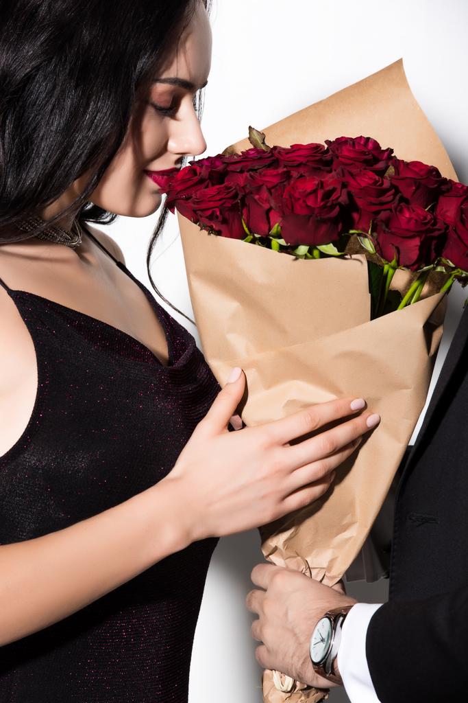 mooie jonge vrouw met boeket van rode rozen op Valentijnsdag op wit  - Foto, afbeelding