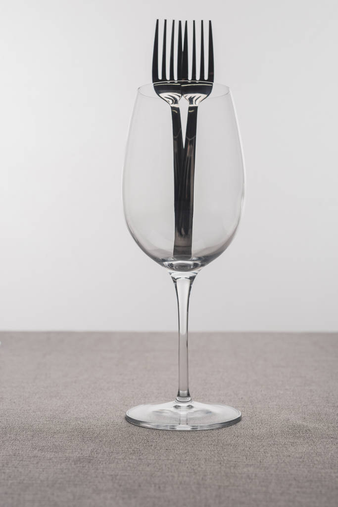 Haarukat läpinäkyvä viinilasi pöytäliina eristetty harmaa
 - Valokuva, kuva