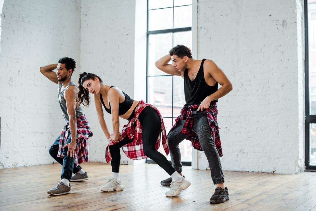hombres y mujeres multiculturales bailando jazz funk en estudio de danza
  - Foto, Imagen