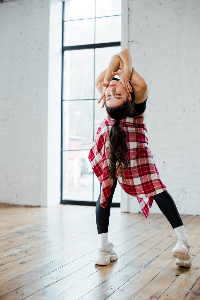 ελκυστικό κορίτσι που χορεύει τζαζ φανκ σε στούντιο χορού  - Φωτογραφία, εικόνα