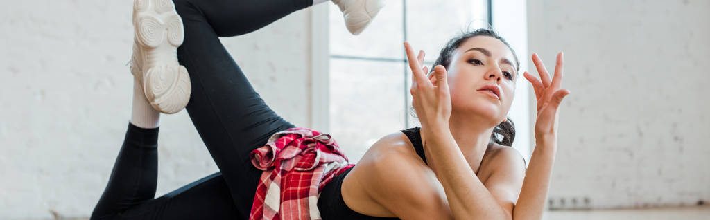 Panoramaaufnahme einer flexiblen Frau, die beim Jazzfunk-Tanzen posiert  - Foto, Bild