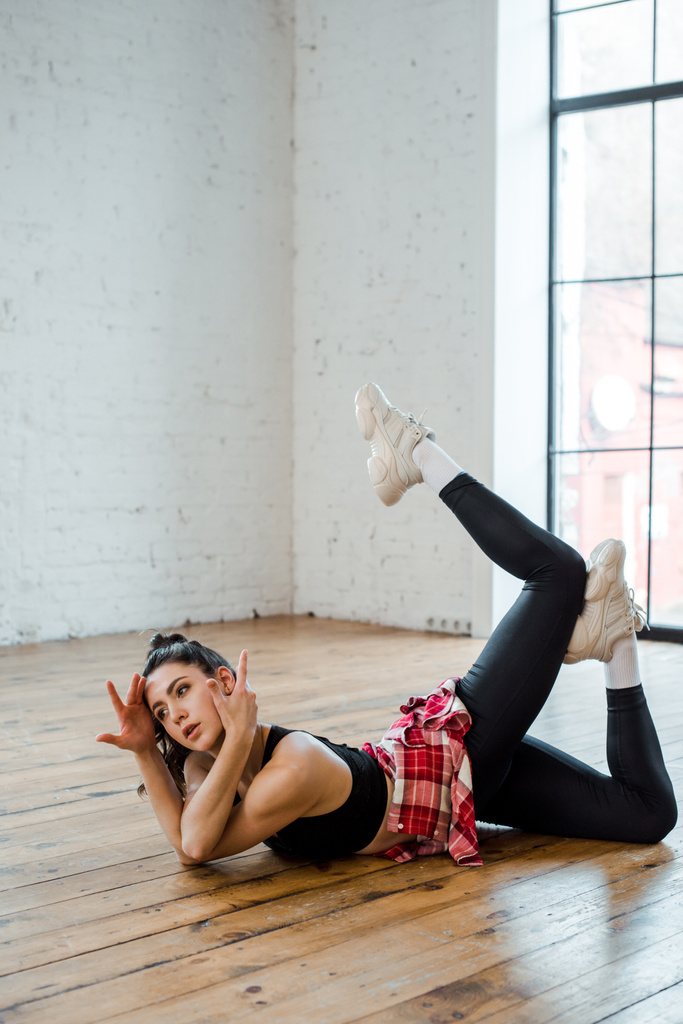 jovem mulher flexível posando enquanto dança jazz funk
  - Foto, Imagem