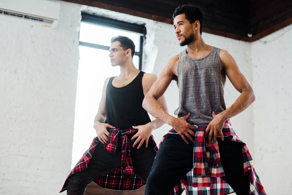Multikulti-Tänzer posieren beim Jazzfunk-Tanzen im Tanzstudio  - Foto, Bild