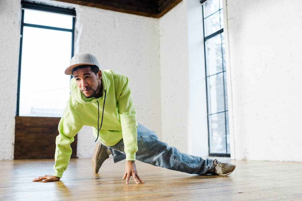 jóképű afro-amerikai férfi sapka breakdance a tánc stúdióban  - Fotó, kép