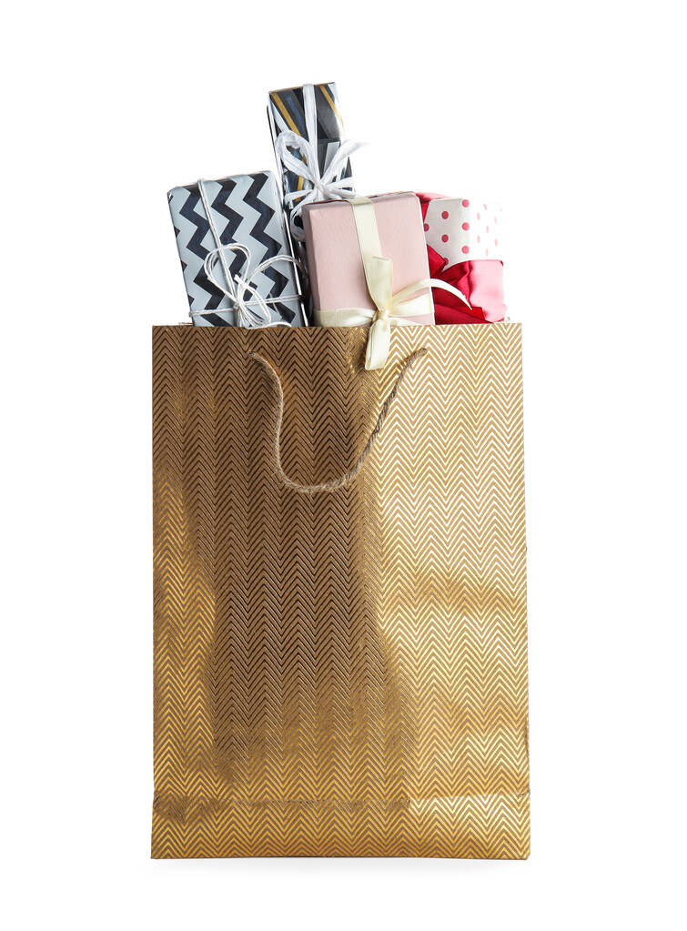 Bolsa de papel de compras con regalos aislados en blanco
 - Foto, imagen
