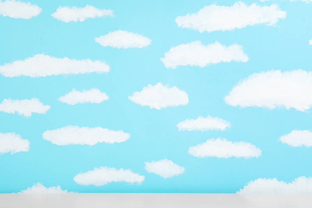 Bílý stůl u zdi s namalovanou modrou oblohou. Nápad na dětský pokoj  - Fotografie, Obrázek